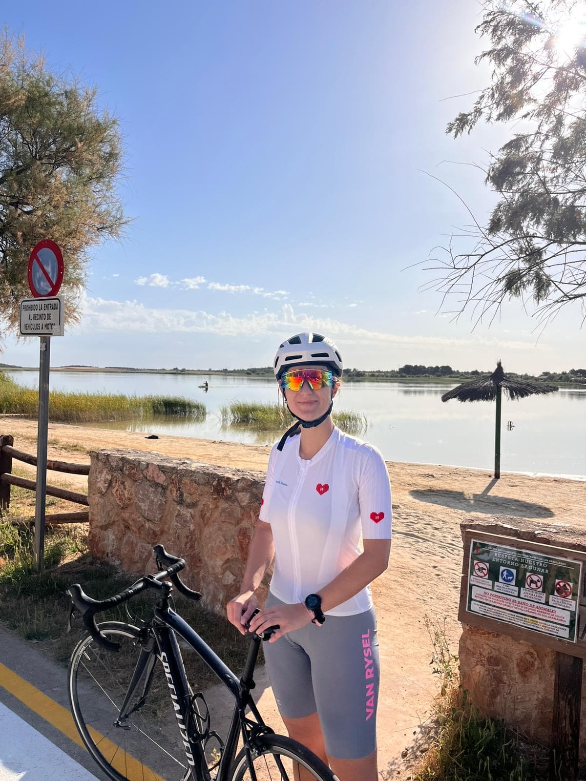 Ciclista junto al lago